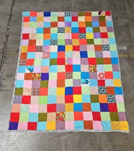 lot 439 image: Vintage 80 x 62 Handmade Polyester Quilt
