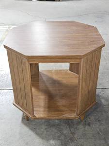 lot 442 image: Vintage Octagonal Side Table 22.5 x 23.75 x 23.5