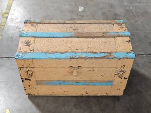 lot 445 image: Antique Tin Paneled Humpback Trunk with Insert 26 x 14 x 15.5