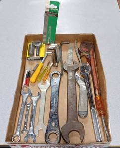lot 5116 image: Box of Various Tools - Includes Screwdrivers, Allen Wrenches, & More
