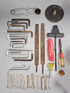 lot 5137 image: Flat of Miscellaneous Hand Tools