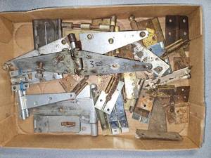 lot 5140 image: Flat of Metal Hinges Assorted Sizes