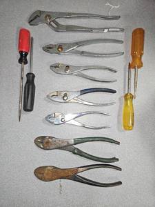 lot 5142 image: Flat of Hand Tools Pliers Drivers and Cutters