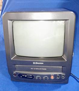 lot 13 image: Vintage EMERSON Model VT0954 Television with VCR Cassette Player - Powers On, Unable to Test with Video Tape