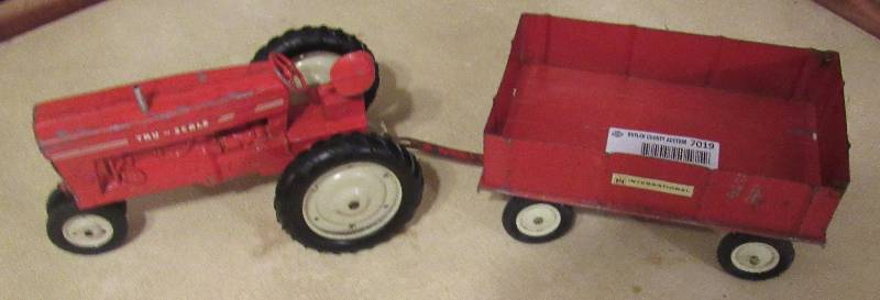 lot 7019 image: Vintage Red Tru Scale Tractor - Die Cast Metal Toy Replica w detachable wagon - Collectors Item Vintage