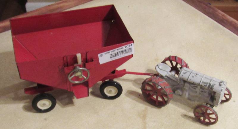 lot 7024 image: Die Cast Metal - Gray Tractor w Red Wheels w detachable Grain Wagon - Good Condition