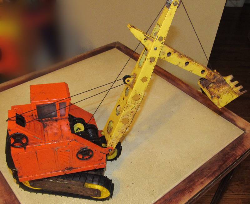 lot 7025 image: Red Metal Collectors Toy Replica Excavator - NYLINT - chipped paint but it still works good