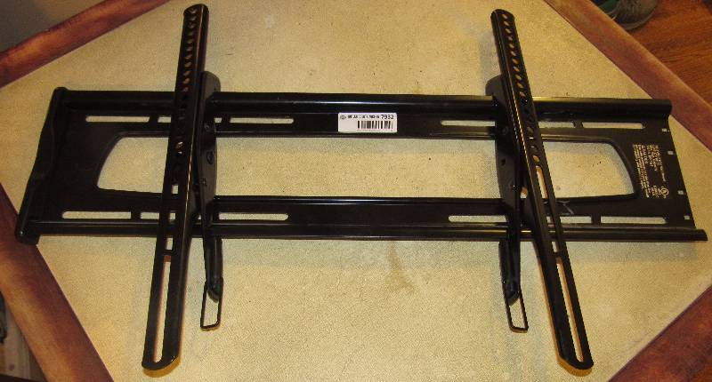 lot 7932 image: Flat Screen TV Wall Mount - 130 lb Max weight capacity - M# RF-TVMLPT03 - great condition