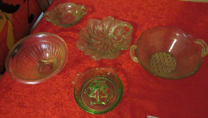 lot 7968 image: Lot of 5 pieces Depression Glass - Glassware - Juicer, Leaf Plate, Bowls and more - see photos