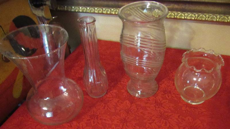 lot 7969 image: Lot of 4 Glass Flower Floral Vases - see photo