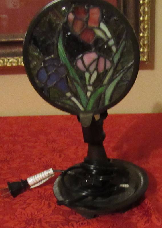 lot 7985 image: Stained Glass Table Lamp - Flower Design - Good Condition