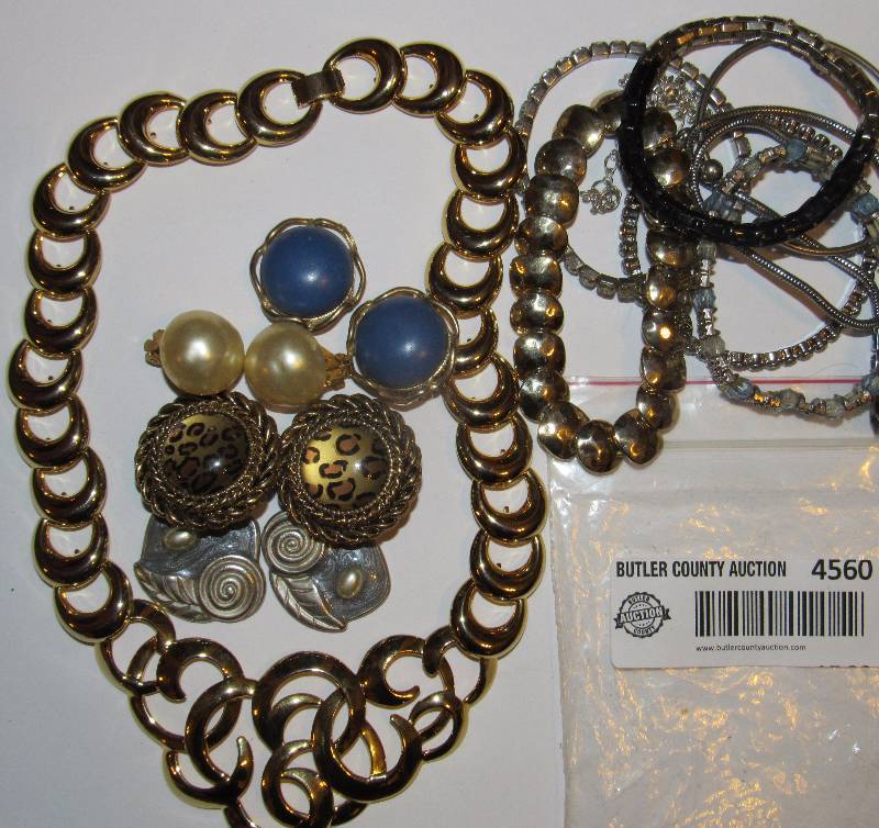 lot 4560 image: Lot of Costume Jewelry - Clip on earrings and a gold tone belt()