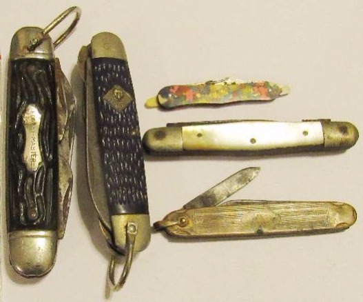 lot 4564 image: Lot of 5 Pocket Knife - 1 Forest Master, 1 Cub Scouts, 3 Small Other Ones - See Photos