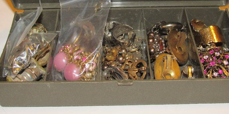 lot 4568 image: Lot of Vintage Clip On Earrings - 6 sets - See Photos