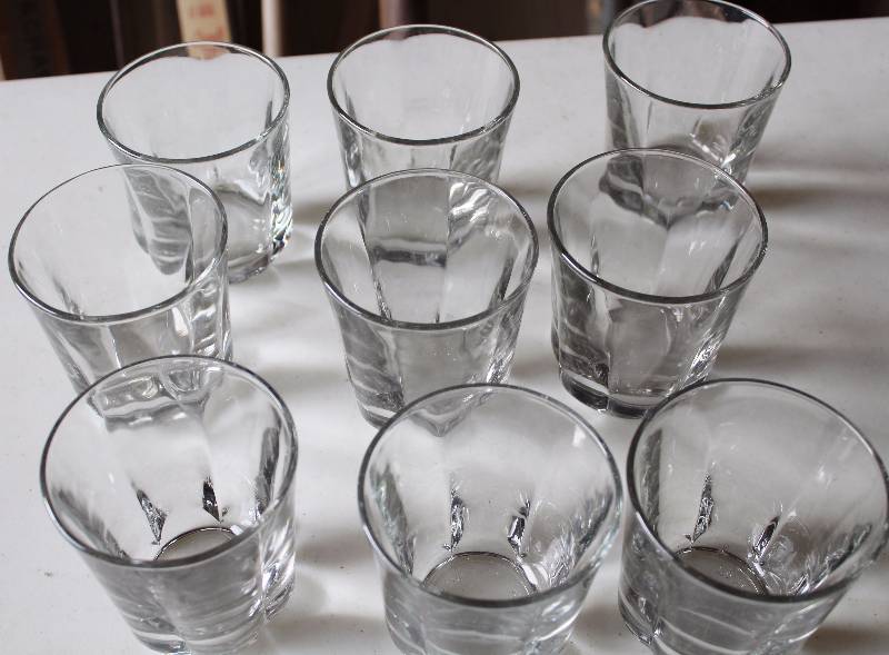 lot 4513 image: Set of 9 - Glasses - Heavy Base, Thick Glassware - WOW