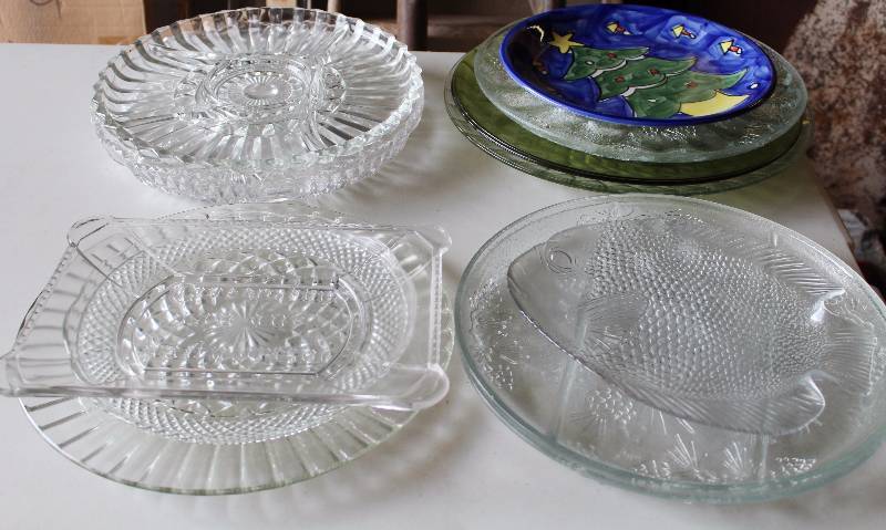 lot 4518 image: Lot of Assorted Glass Serving Platters - Neat