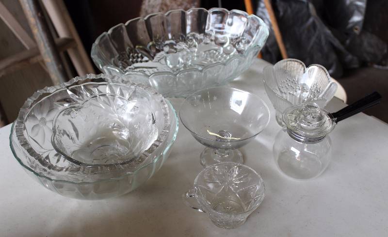 lot 4519 image: Assorted Glass Bowls and Glassware  Misc - see photos