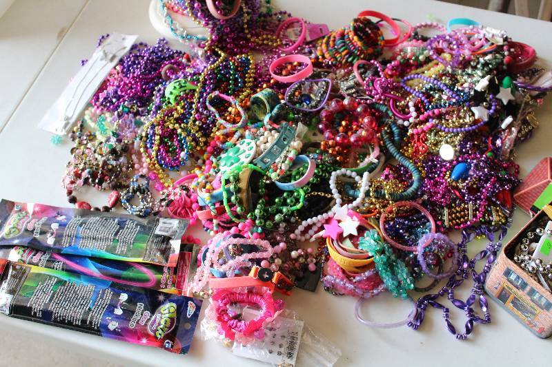lot 4528 image: Lot of Assorted Beads and Bracelets