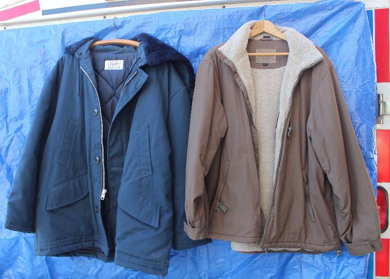 lot 6117 image: Lot of 2 Mens Jackets - Blue Parka w Hood & Arizona - size Large