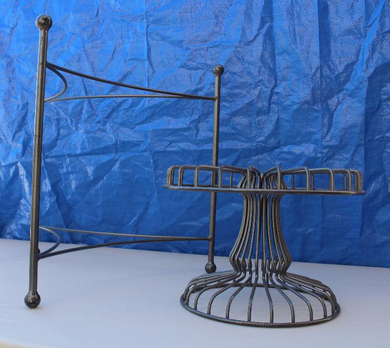 lot 6119 image: Lot o 2 Decorative Metal Stands - See Photos