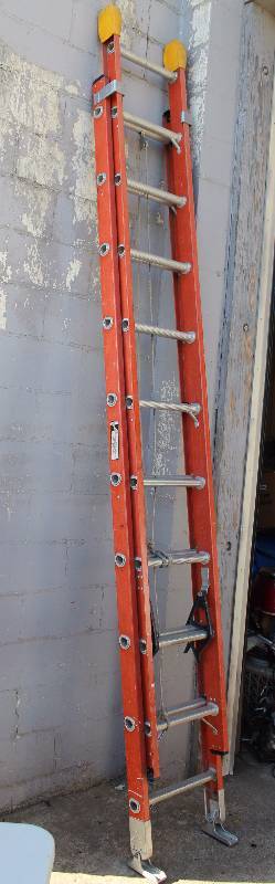 lot 6120 image: Fiberglass Extension Ladder - 18 foot - Louisville