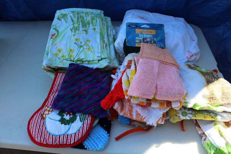 lot 6137 image: Assorted Household  Kitchen Linens, Pot holders, etc ...
