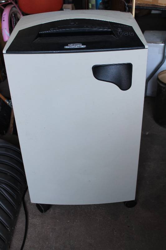 lot 6138 image: Paper Shredder - Fellows M# C-320C - WORKS