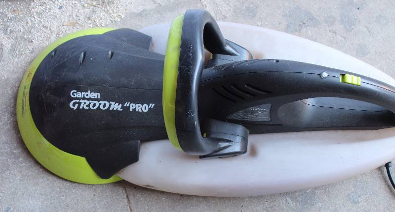 lot 6152 image: Garden Groom Pro -  electric hedge trimmer
