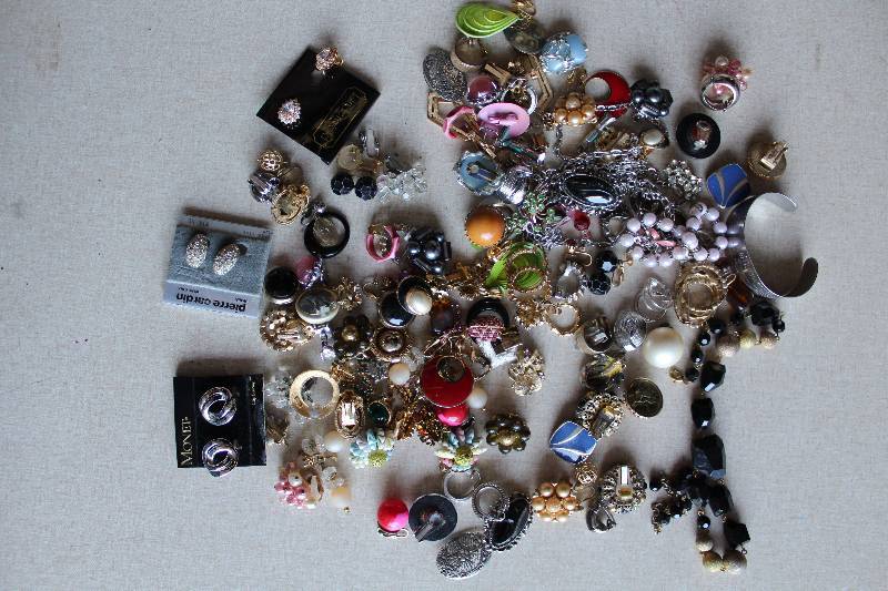 lot 6160 image: Big Lot of Assorted Jewelry Mostly Costume - Some nice, pretty stuff in there