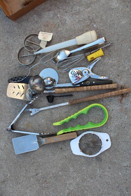 lot 6185 image: Assorted Kitchen Serving Utensils