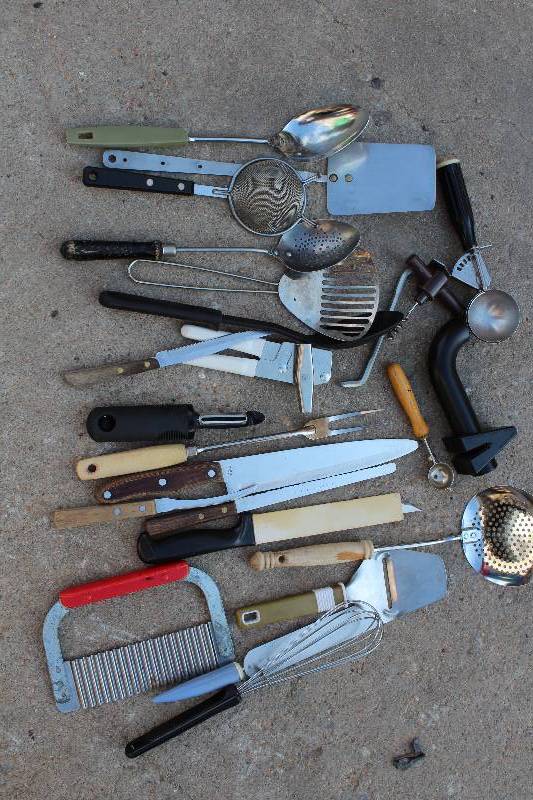 lot 6186 image: Assorted Kitchen Utensils