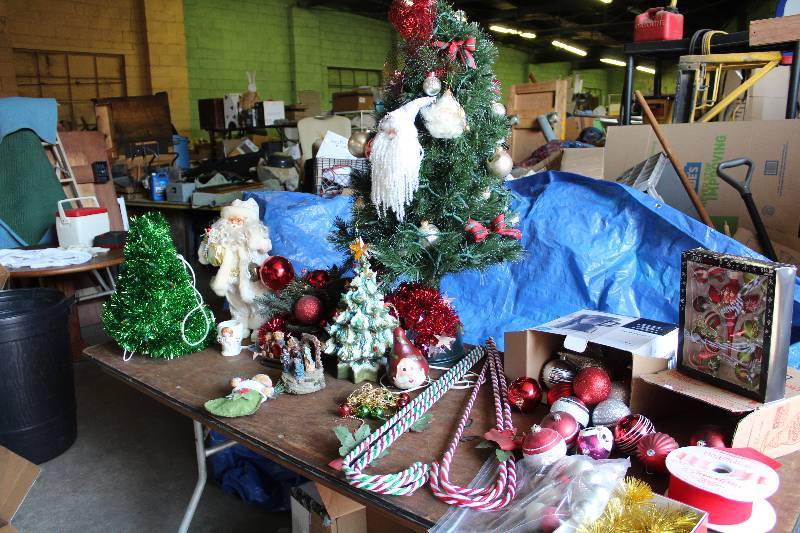 lot 6199 image: Christmas Decor Assortment - Lots here See Photos