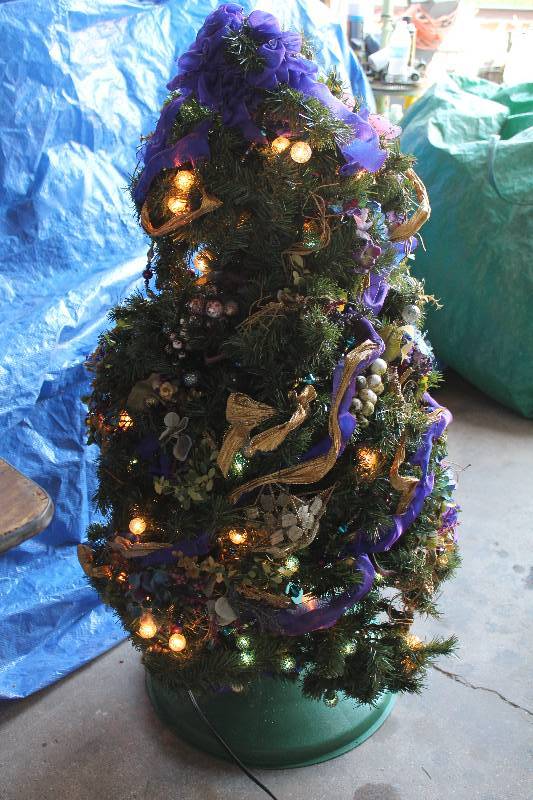 lot 6215 image: Christmas Tree - Tis the Season