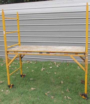 lot 4603 image: Scaffolding with platform, Adjustable - on rolling casters - WOW