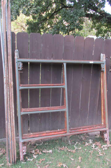 lot 4611 image: Two section of scaffolding with cross members