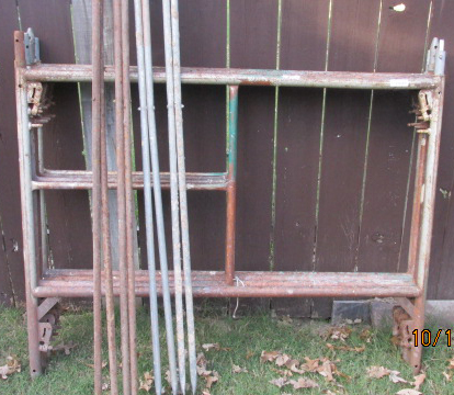 lot 4610 image: Two section of scaffolding with cross members