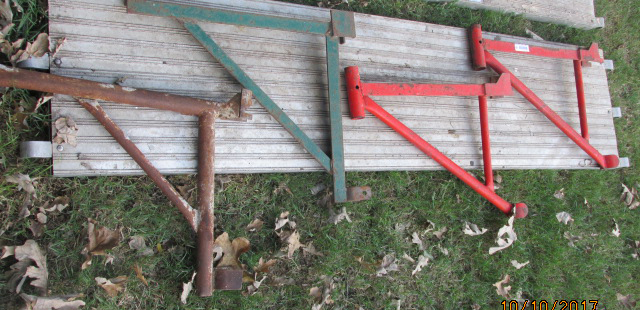 lot 4617 image: Lot of 4 Braces for Scaffolding for Extra Space