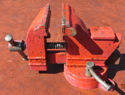lot 4621 image: Small Vise - Approx 6