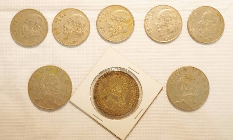 lot 4586 image: Lot of 8 Peso Coins