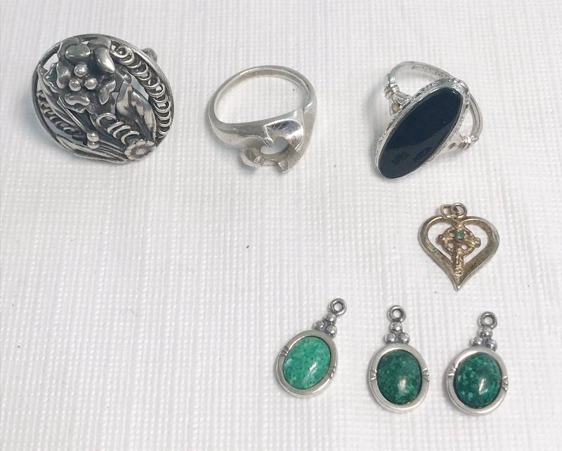 lot 4558 image: Lot of Silver Rings and pendants - Total Weight 21.41 gr -SEE PHOTOS and DESCRIPTION