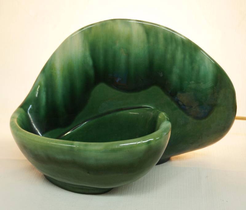 lot 1062 image: Vintage Ceramic Deco Lamp - Green with bowl in front an lamp in back. Excellent condition (see photo) Very unique and collectible