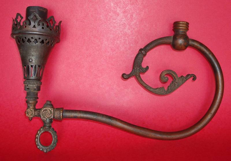lot 1097 image: Antique Victorian Period LINDSAY Single Burner BRASS Gas Light Fixture