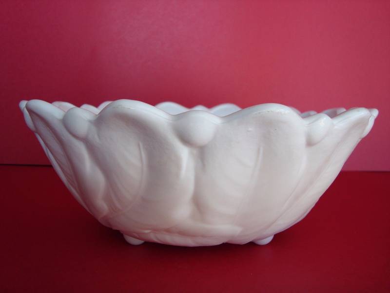 lot 1127 image: Vintage Milk White Glass Bowl with Leaf Motif - Excellent Condition - Near Mint No damages 9 diameter 3 tall