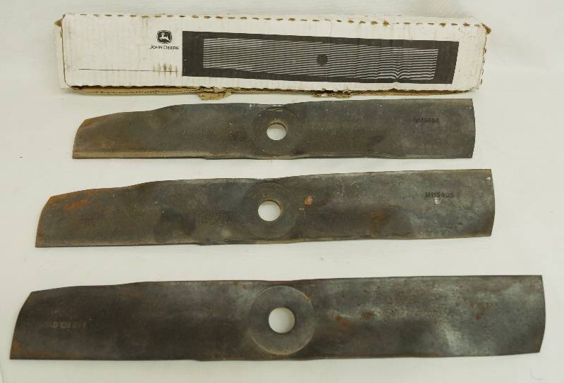 lot 1143 image: JOHN DEERE - Lawnmower Blades (3) - M115495 - For 48 deck - New in the Box