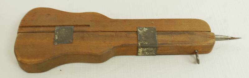 lot 1229 image: Vintage Primitive Hand Sewing Machine for Leather - WORKS Rare Find Antique