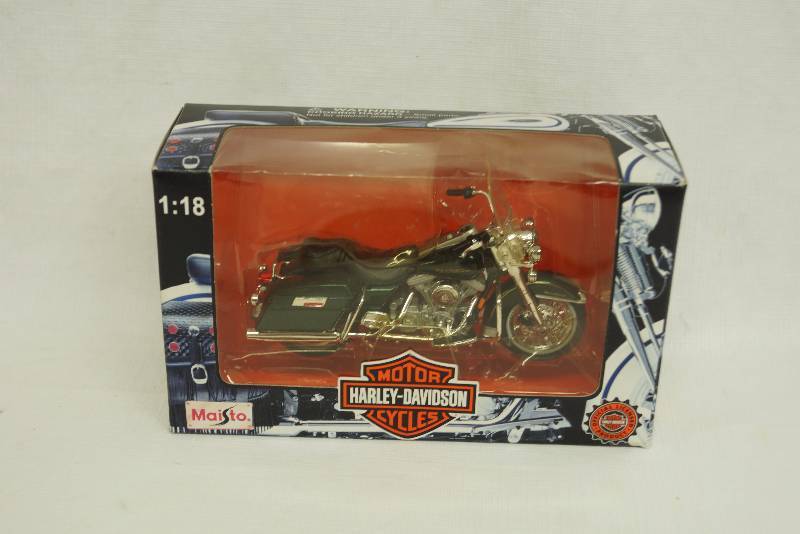 lot 1237 image: HARLEY-DAVIDSON MOTORCYCLES - FLHR ROAD KING - Maisto 118 Die Cast Metal Replica Model NEW IN BOX