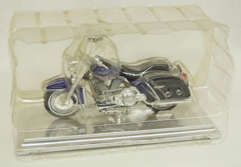 lot 1243 image: HARLEY-DAVIDSON MOTORCYCLES - 2000 FLHRC Road King Classic - Maisto 118 Die Cast Metal Replica Model - no box