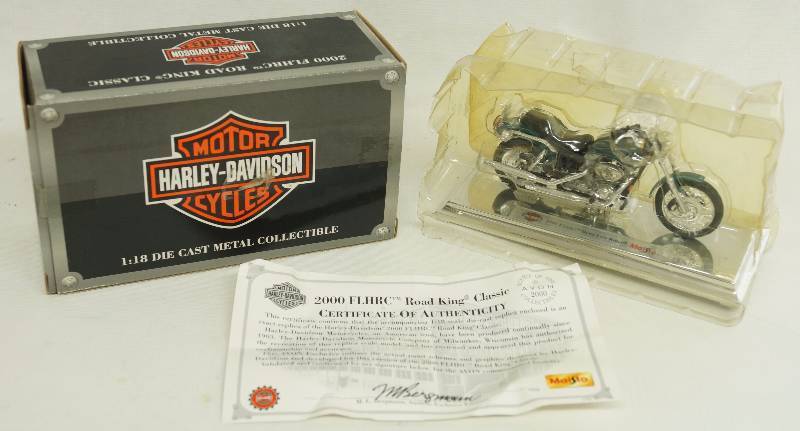 lot 1248 image: HARLEY-DAVIDSON MOTORCYCLES - 2000 FXDL Dyna Low Rider  - Maisto 118 Die Cast Metal Replica Model - with box