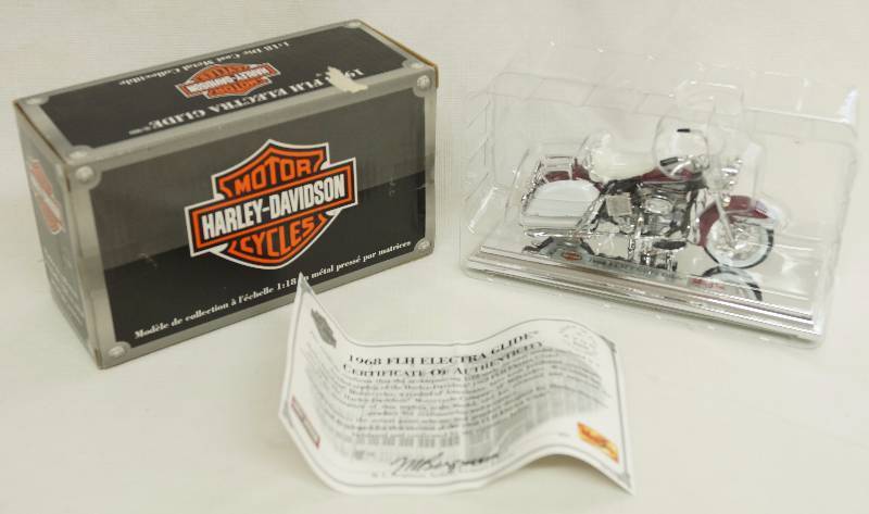 lot 1252 image: HARLEY-DAVIDSON MOTORCYCLES - FLH Electra Glide  - Maisto 118 Die Cast Metal Replica Model - with box and paperwork