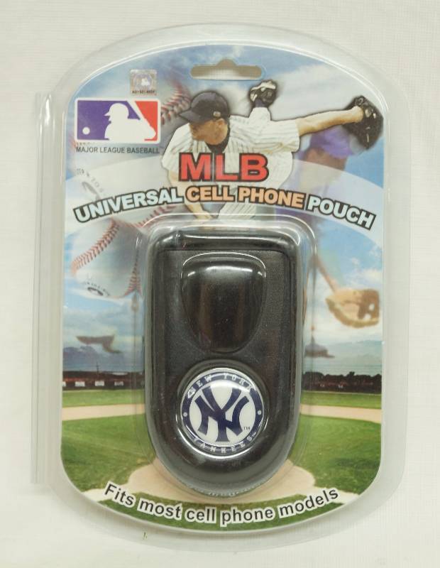 lot 1227 image: Universal Cell Flip Phone Pouch - MLB NEW YORK YANKEES - New in the package - WOW